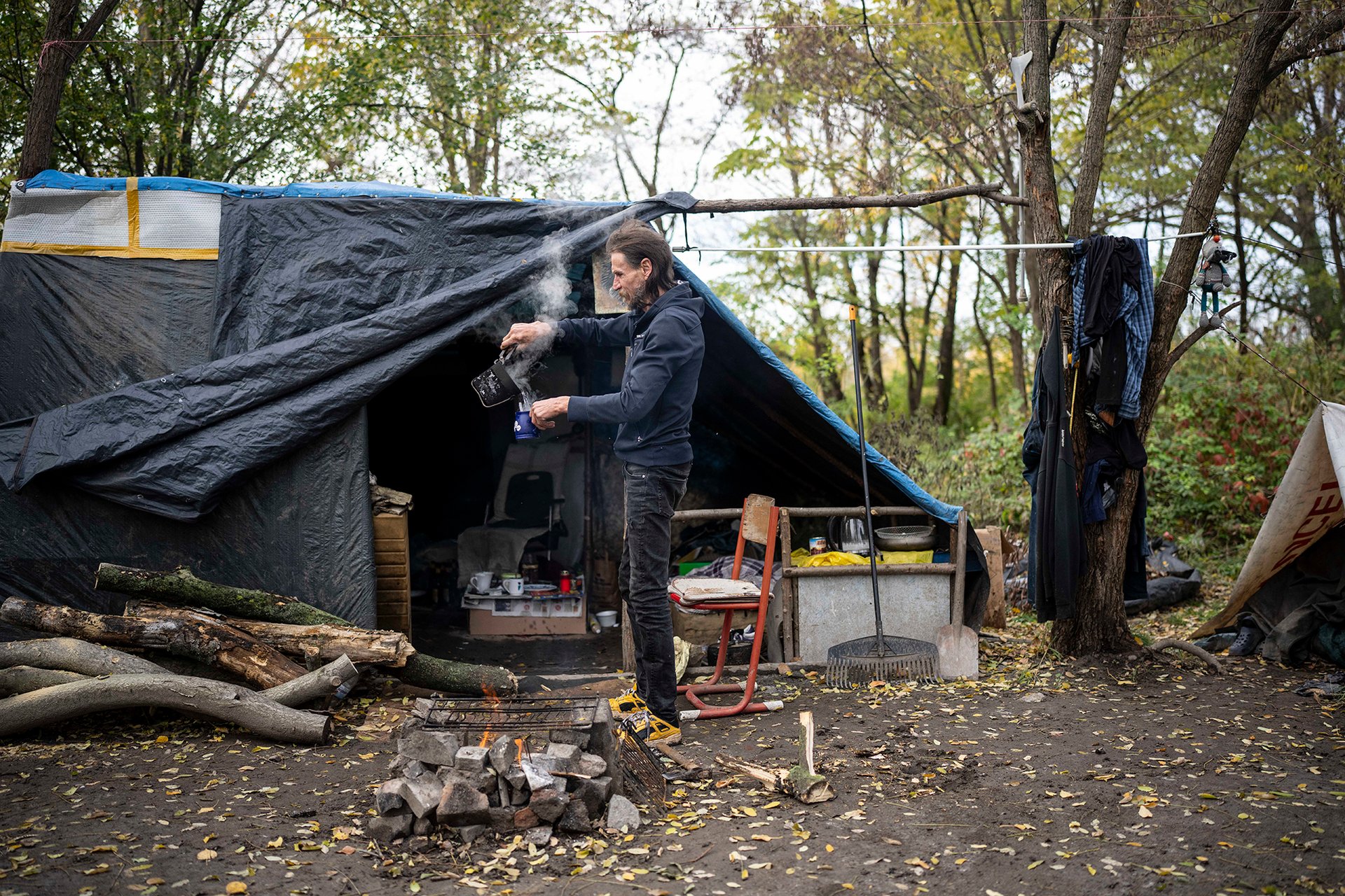 Jura s Jiřím mají ohniště, na němž si vaří jídlo a ohřívají kameny, které si na noc dávají do stanu.
