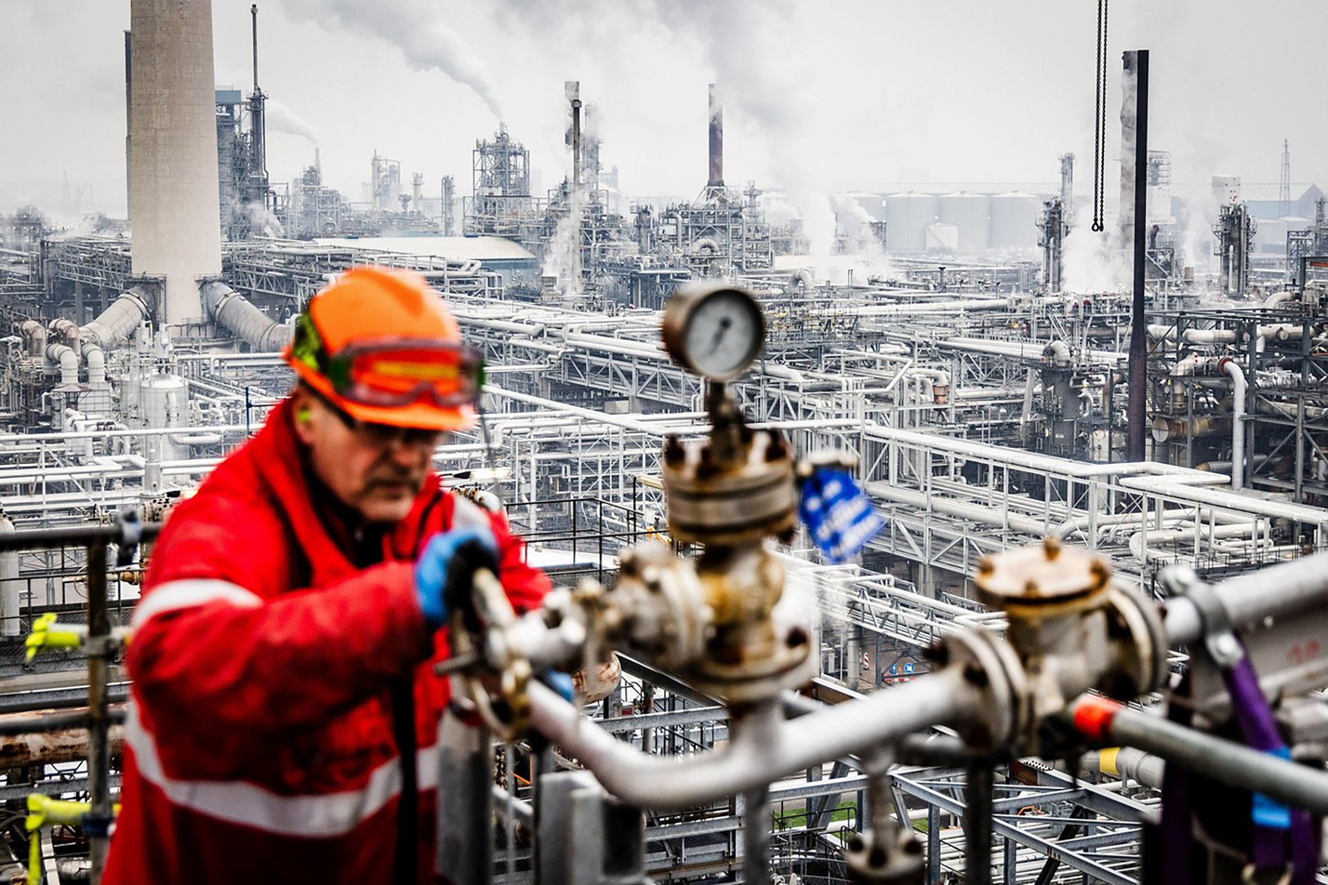 Byla fosilní lobby v roce 2020 opravdu méně mocná než v roce 2025? (Rafinerie firmy Shell v Rotterdamu)