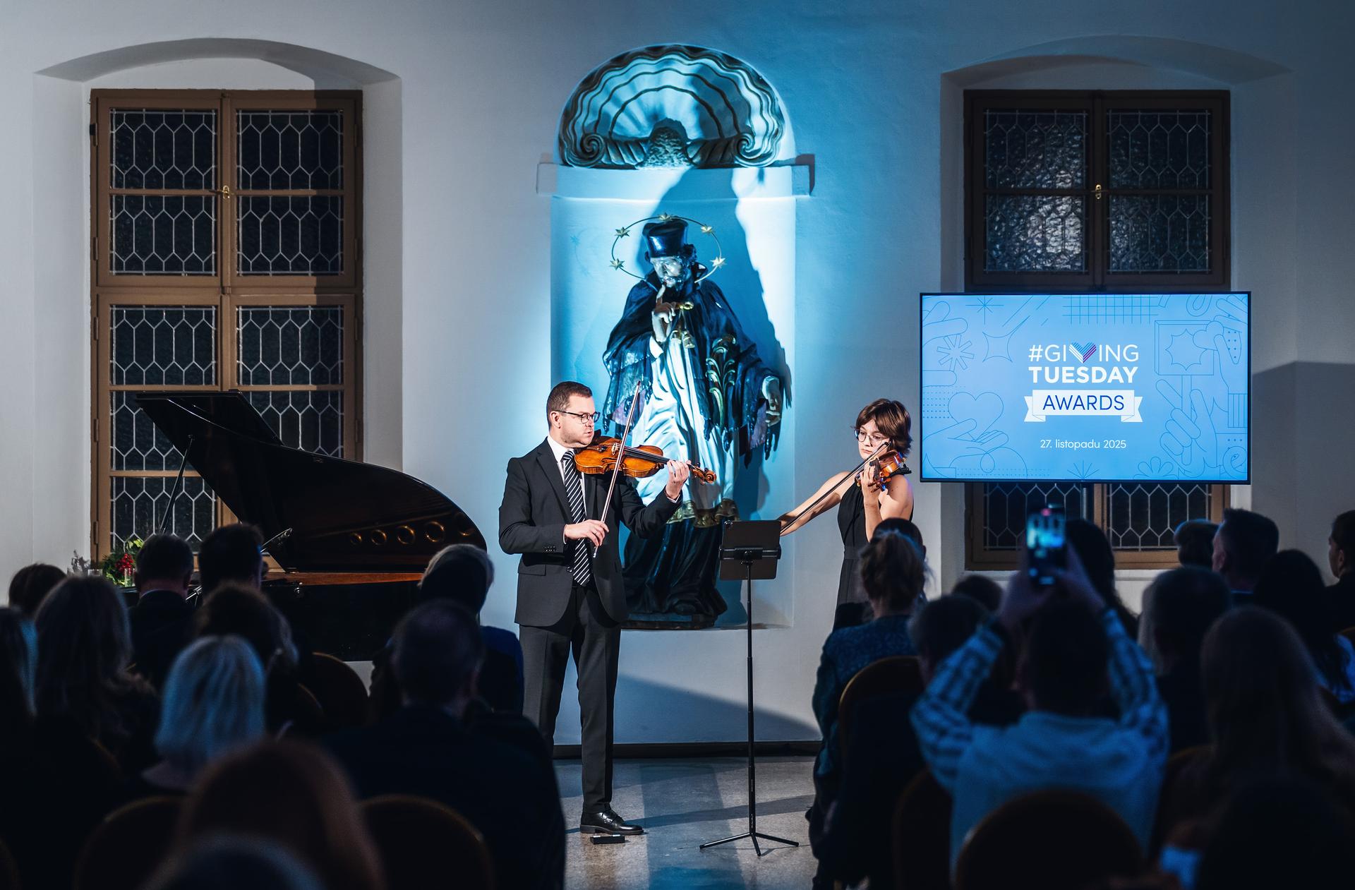 O autorské znělky se postarali stipendisté MenARTu. Večer zakončil koncert houslisty Jana Fišera s jeho 14 letou stipendistkou