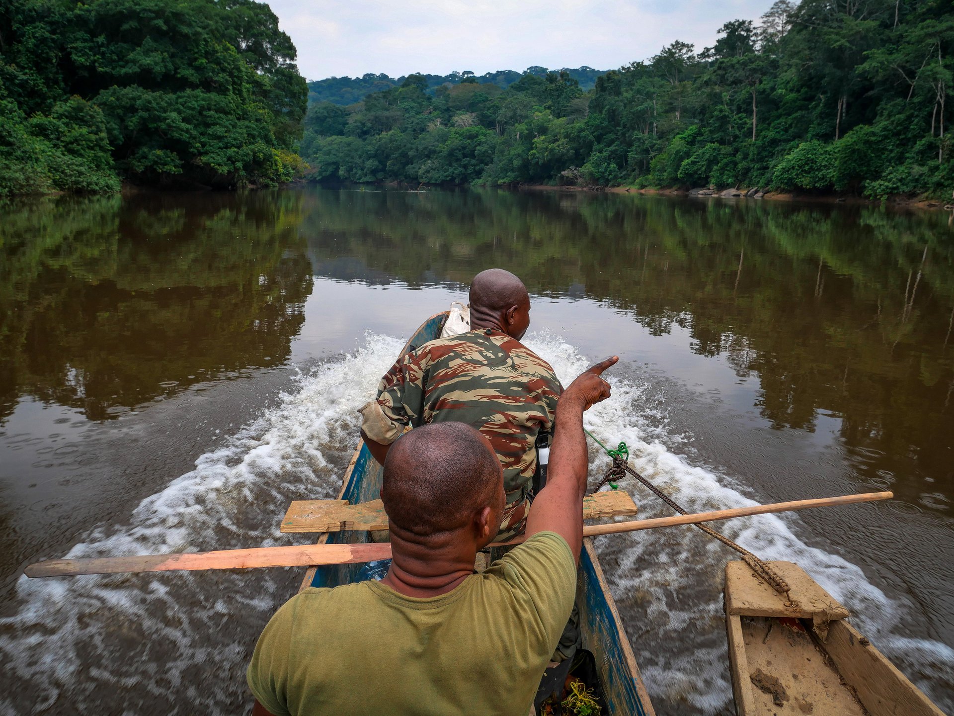 Pluli jsme po řece, když jsme zahlédli kouř. Pytláci nám sice utekli do lesa, ale našli jsme jejich tábor a hromady naporcovaného masa. 