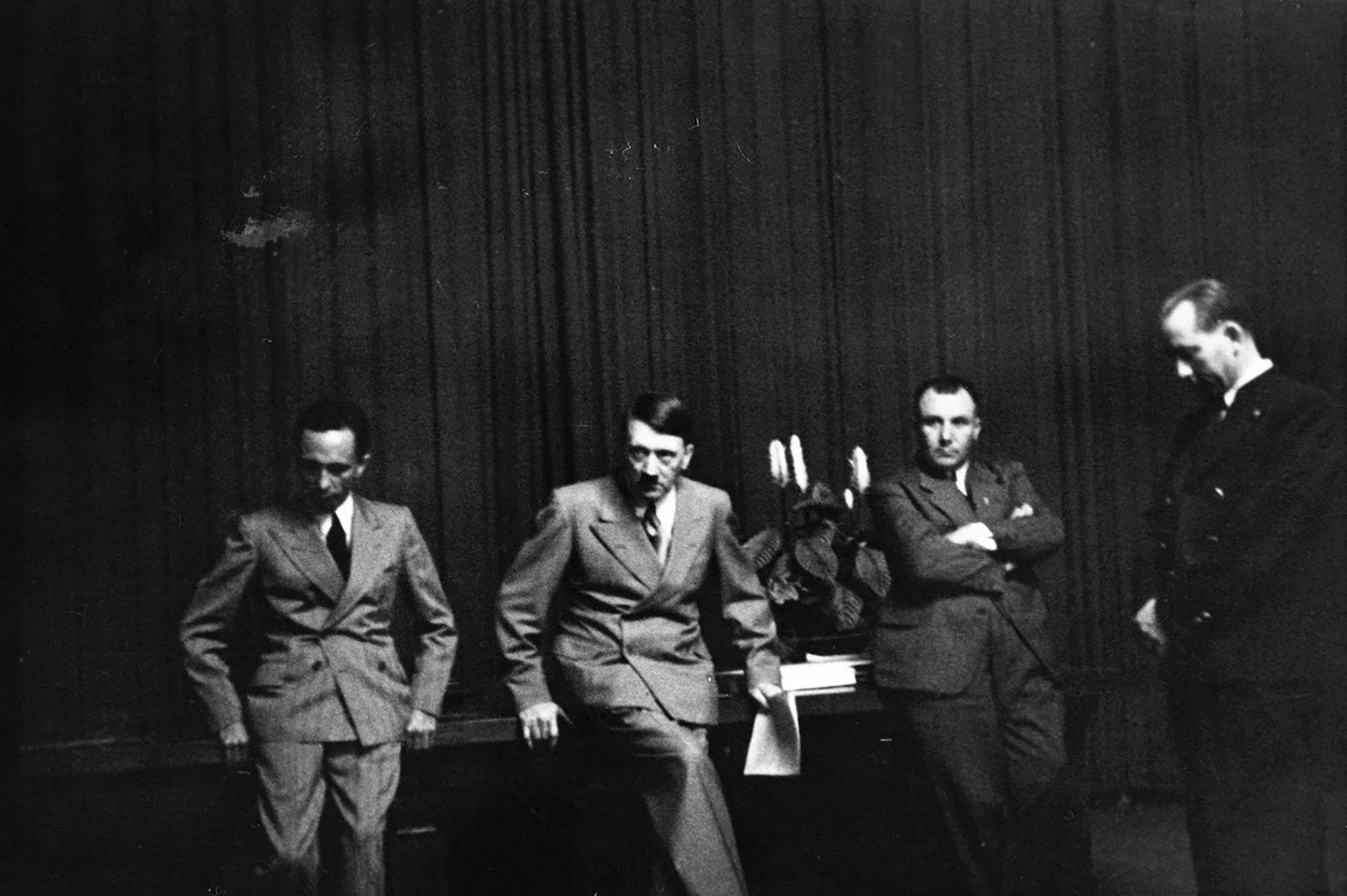 Dobré zprávy z Moskvy. Goebbels s Hitlerem čekají v „Orlím hnízdě“ – Berghofu - na potvrzení podpisu paktu Molotov-Ribbentrop, 1939.