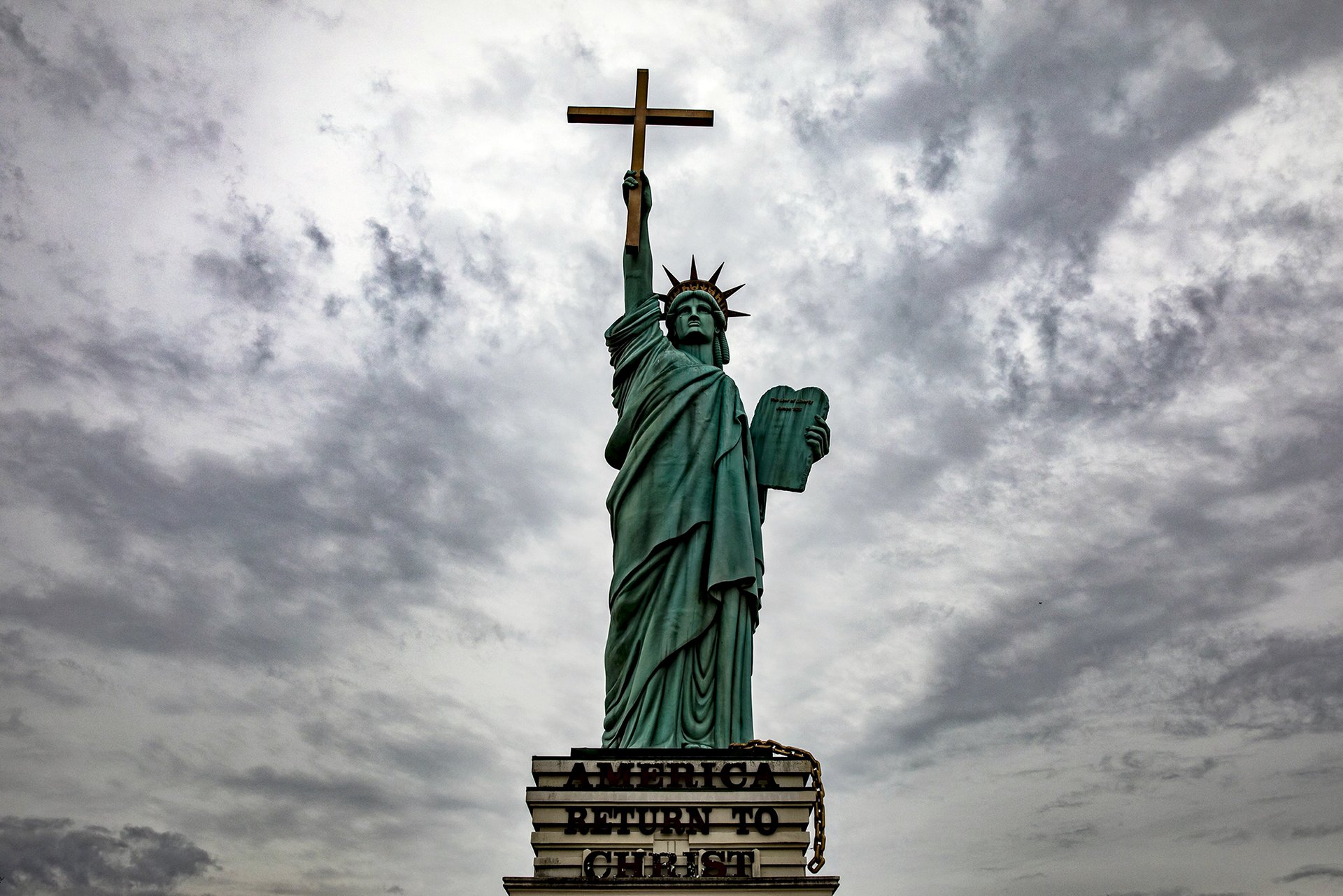 Jsme dnes naučení myslet v metaforách bitevního pole – věřící proti nevěřícím, MAGA proti wokistům. (Amerika se vrací ke Kristu)