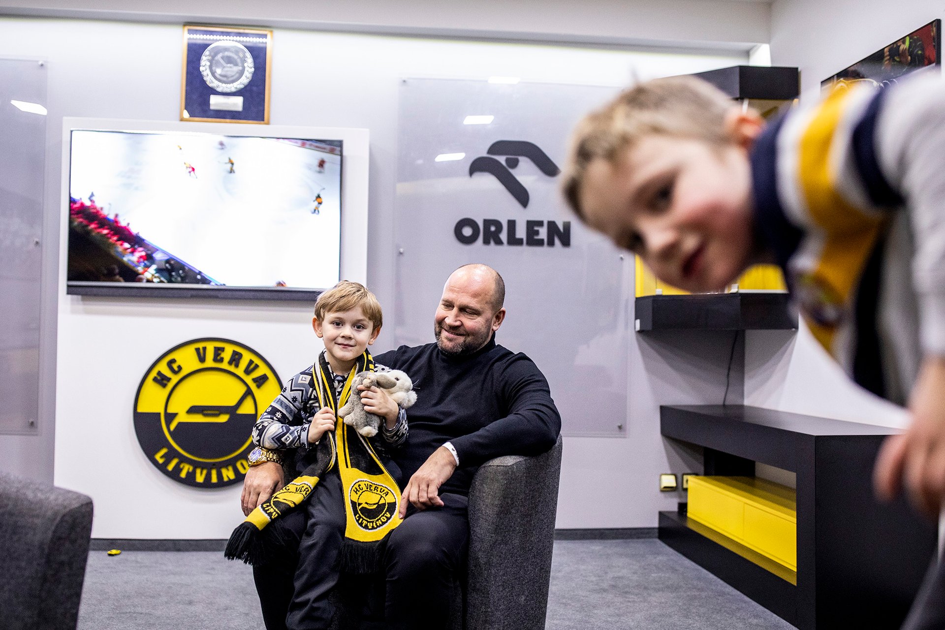 Muž, ke kterému se aktuálně upírá naděje fanoušků. Jiří Šlégr ve VIP lóži na litvínovském stadionu.