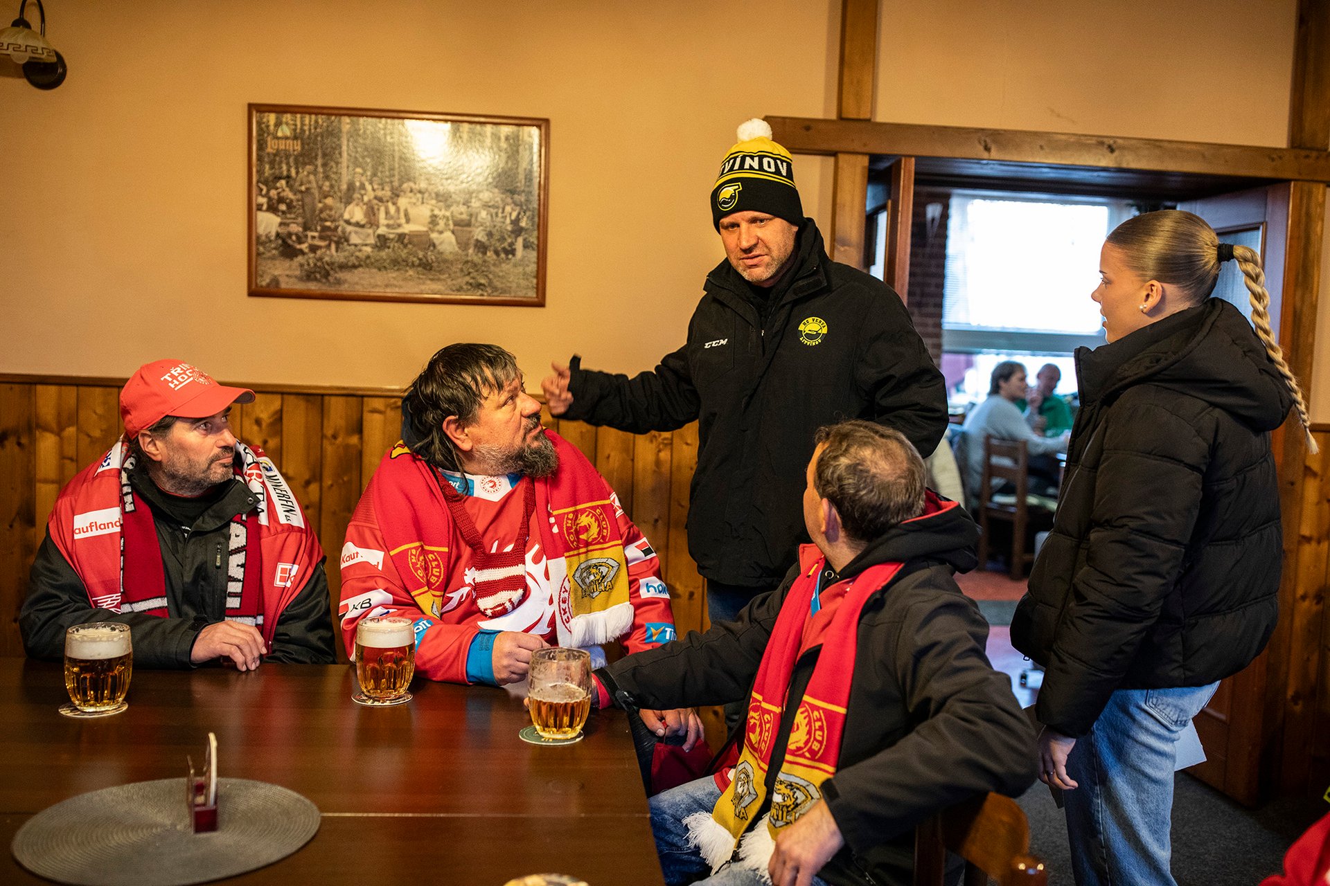 Oba celky pocházejí z šedých, průmyslových měst na periferii republiky, kde je hokej víc než jen sport. (Předseda litvínovského fanklubu Jan Ptáček a fanoušci Třince)