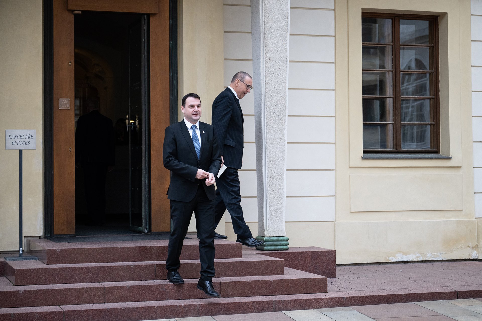 Pokud tedy chce Macinka splnit svůj slib a zařídit, aby na ministerstvu životního prostředí „tekla zelená krev“, musel by jako ministr za Motoristy vyměnit někoho z vrchních ředitelů. 