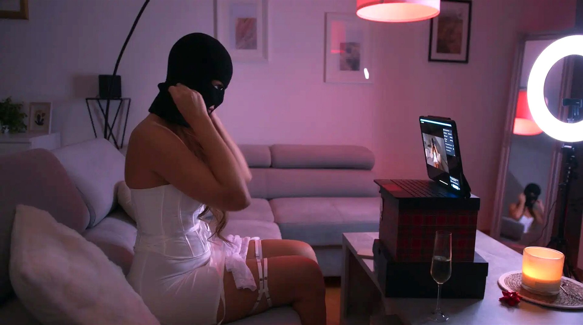 Davidova virtuální přítelkyně Rosalinda, než odložila černou kuklu.