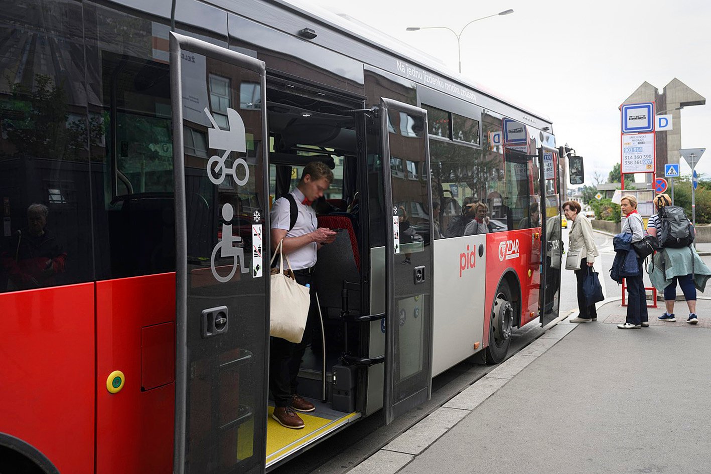 autobus, cestující, nástup