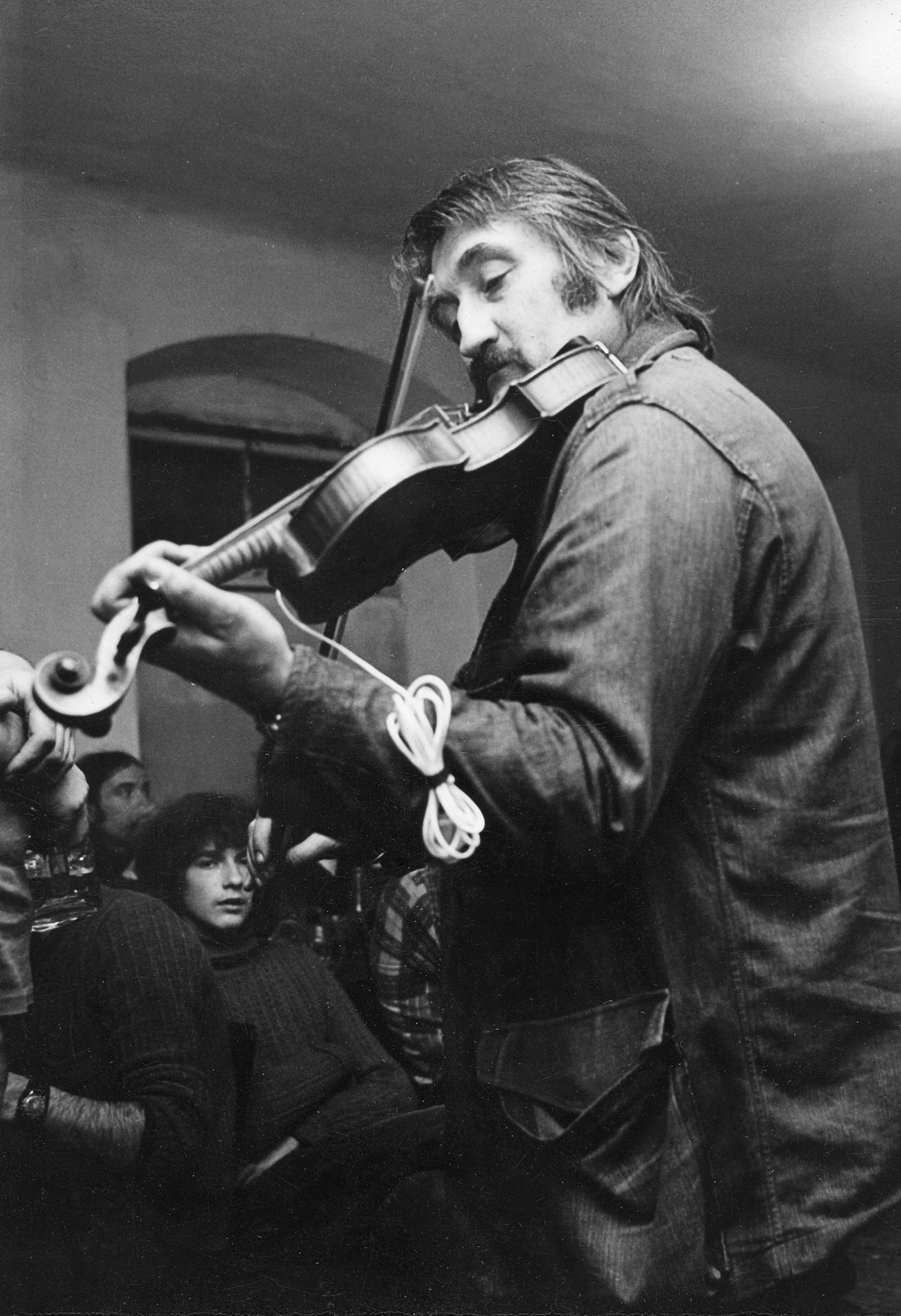 ... a pak si zahrát sólo. (Landovský, Rychnov, silvestr 1976)