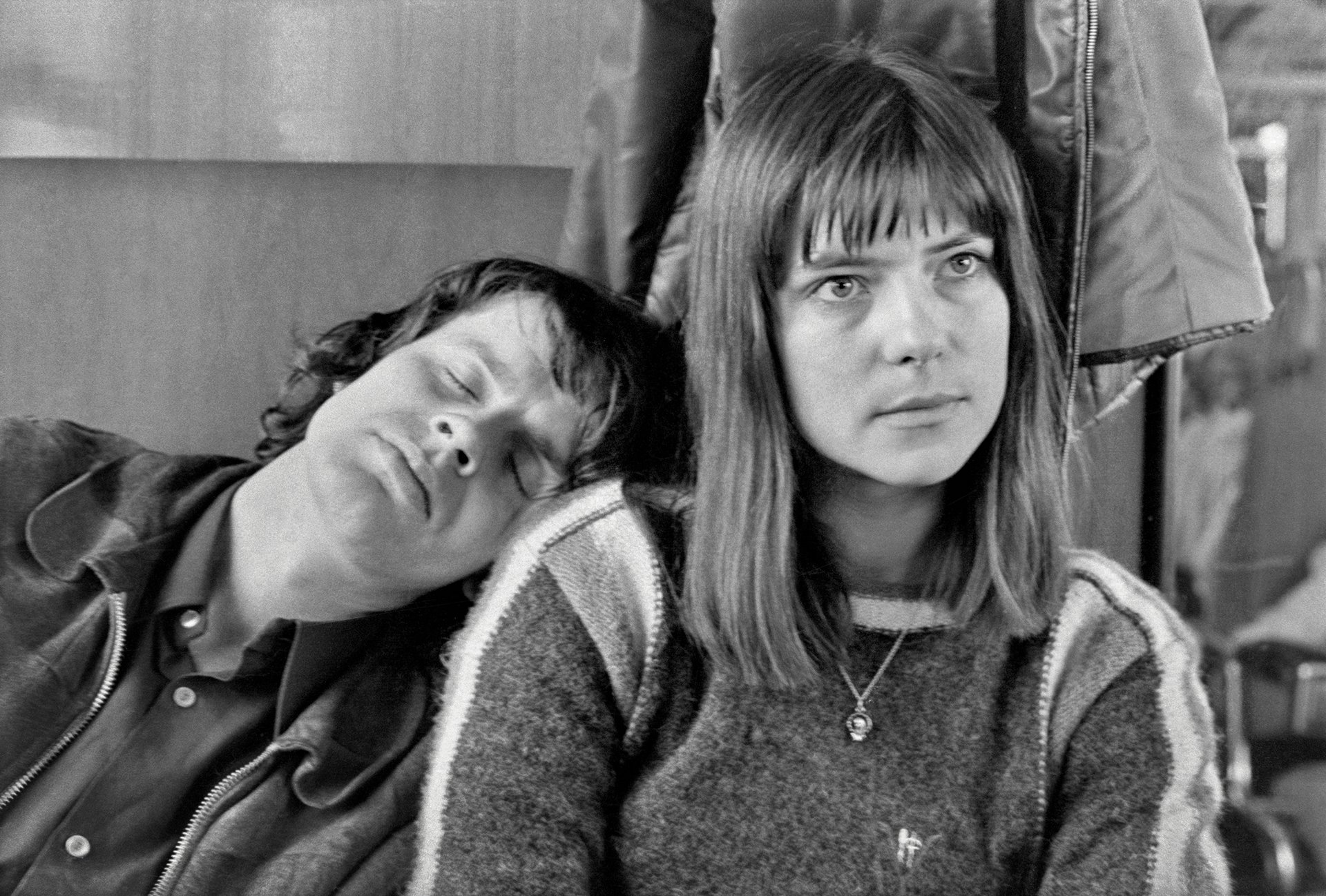 Nenechat se zlomit. (Jan a Květa Princovi ve vlaku na Hrádeček na koncert Plastic People, říjen 1977)