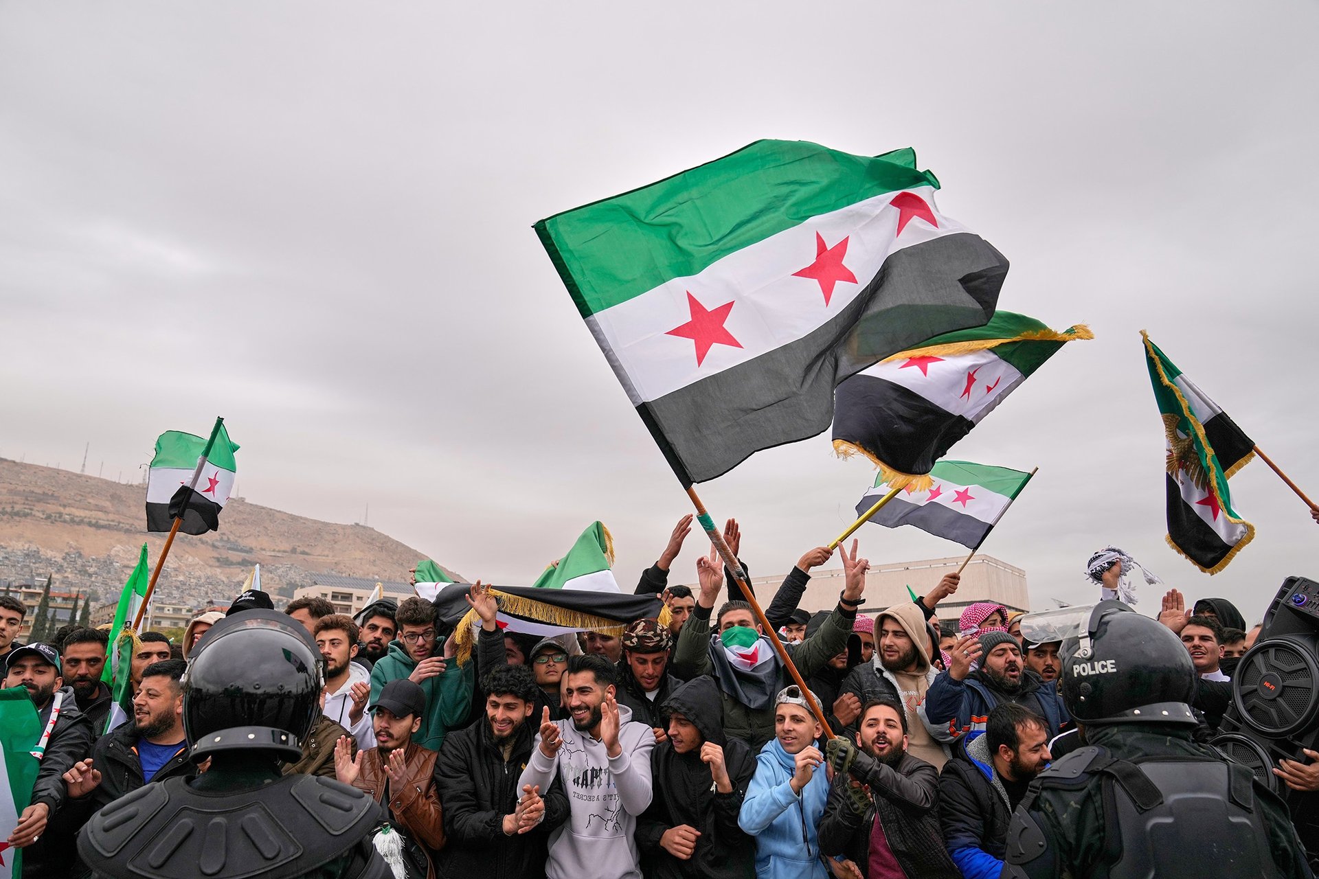 Lidé oslavují první výročí svržení režimu Bašára Asada. (Damašek, 8. prosince)