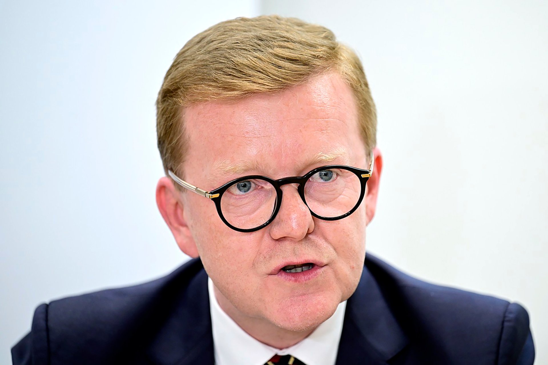 Kariérní úředník Petr Mlsna koncentruje v rukou hodně moci. Jak ji využívá? 