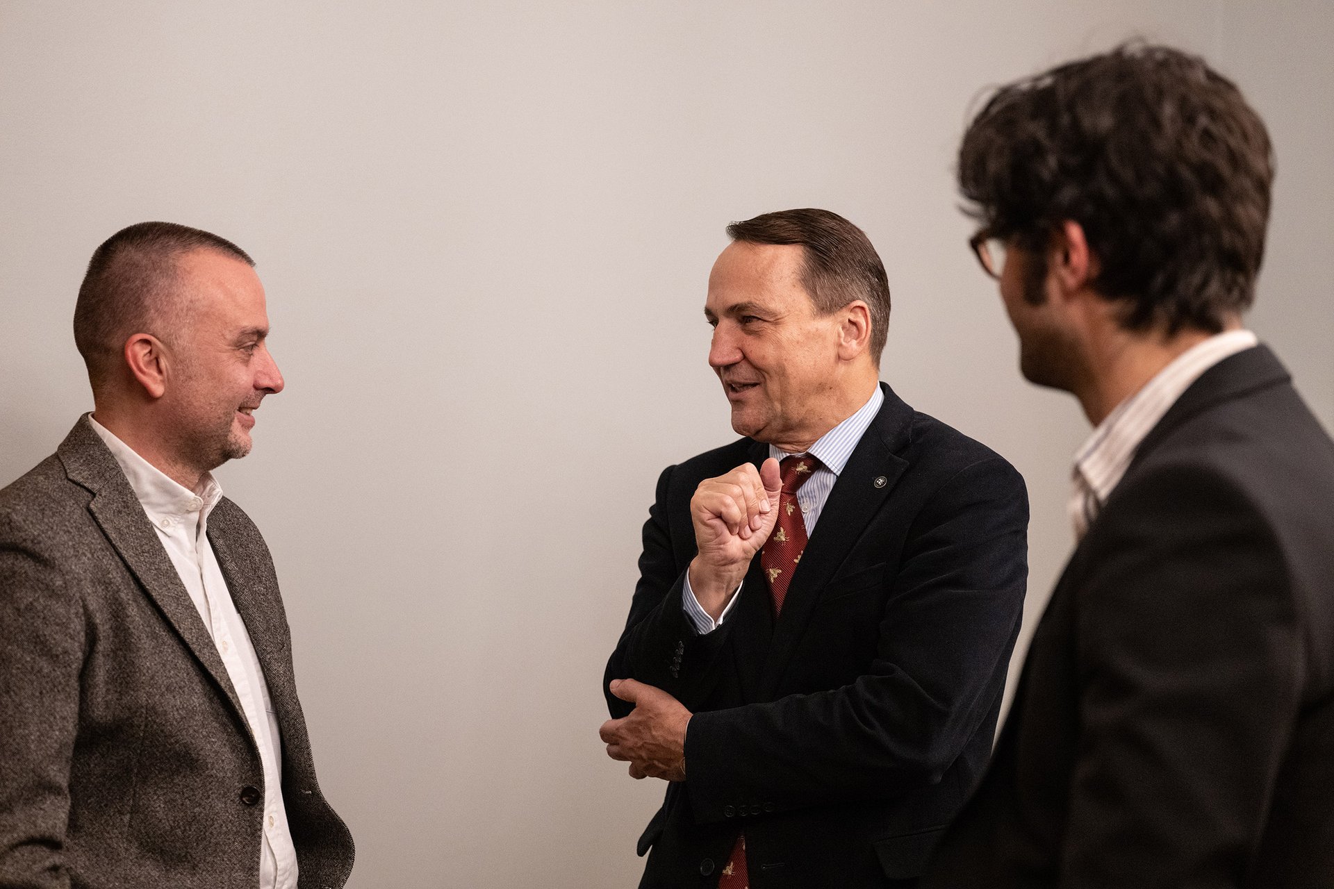 Ondřej Kundra a Tomáš Brolík s Radoslawem Sikorským, Varšava