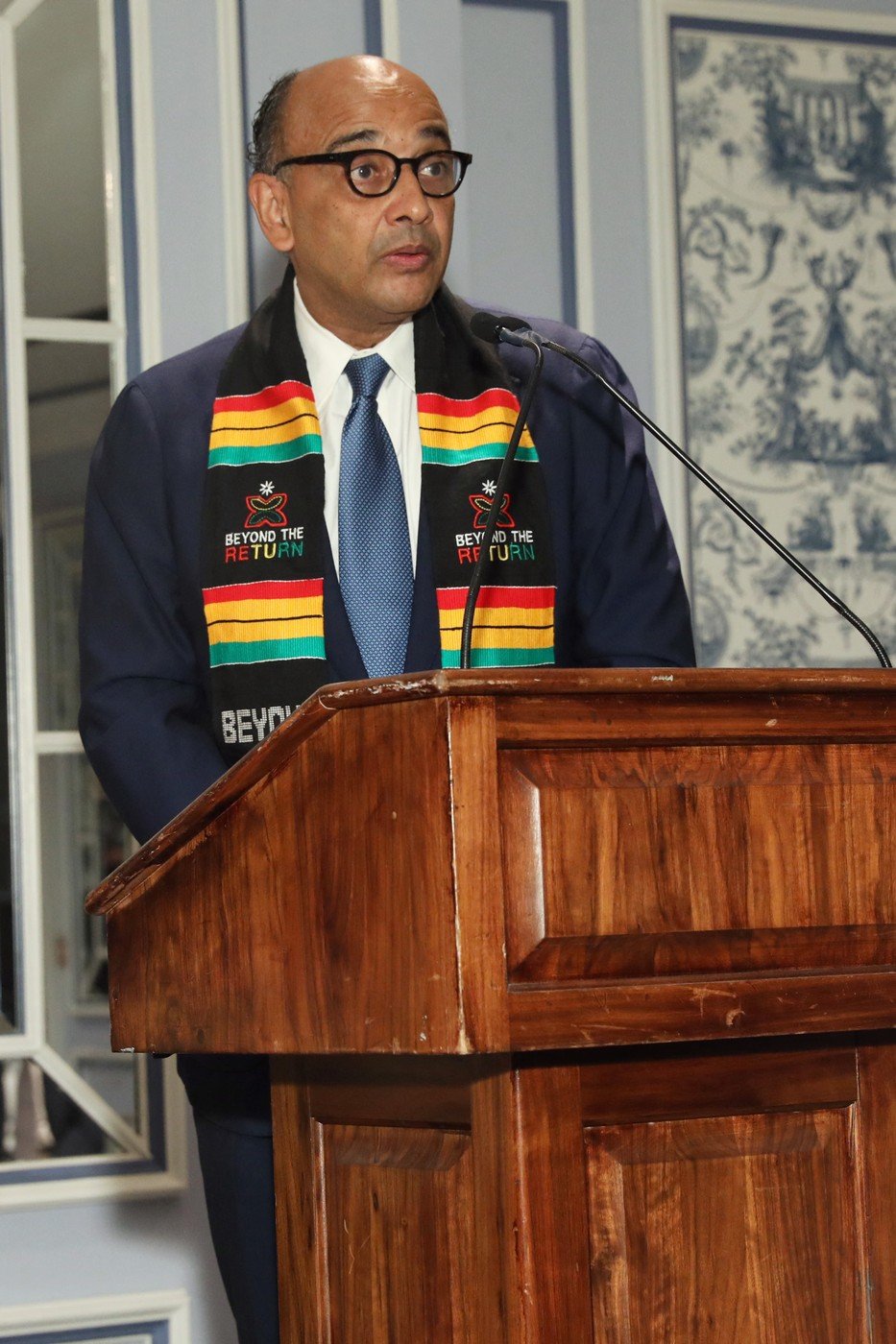 Kwame Anthony Appiah při podpisu dohody o přeměně památníku W. E. B. Du Bois v Akře na moderní světový muzejní komplex, 2021