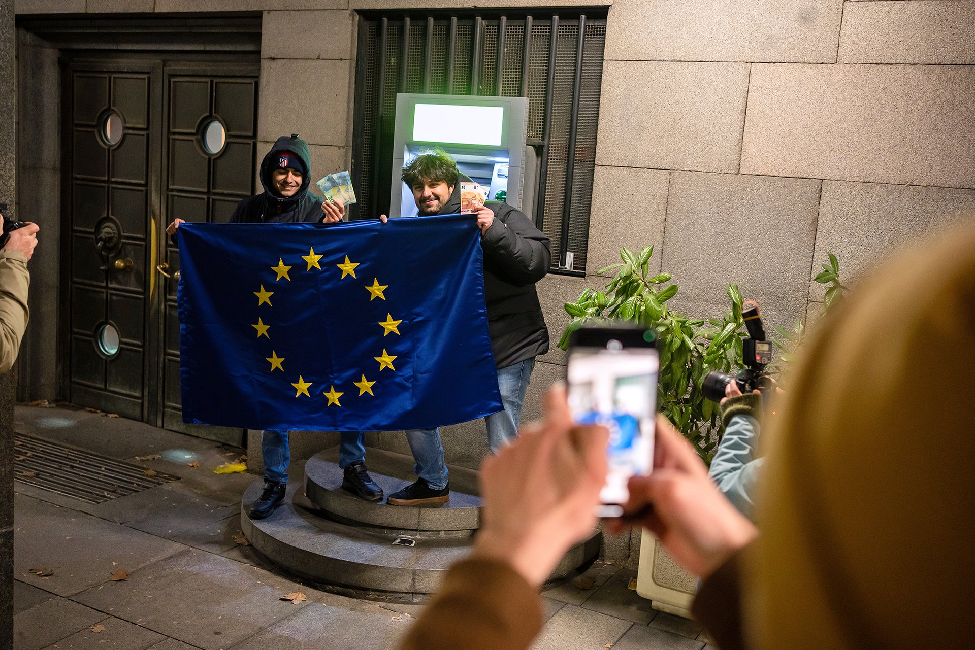 Co si za ně koupíme? (Lidé si vybírají z bankomatů první eura)