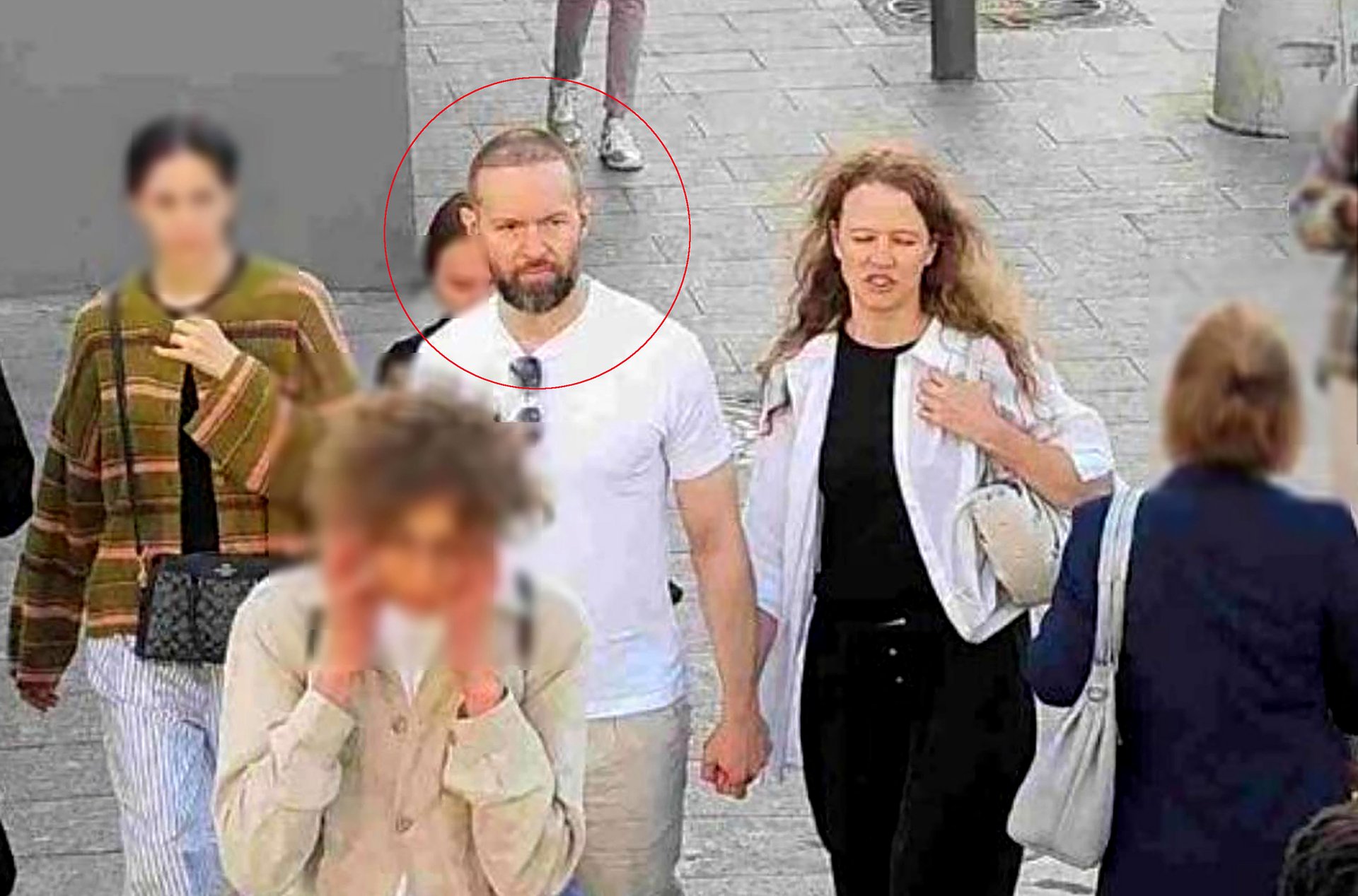 Krásný nový život v Moskvě. (Elitní ruský špion Jan Marsalek s novými vlasy a novou přítelkyní, červenec 2025)