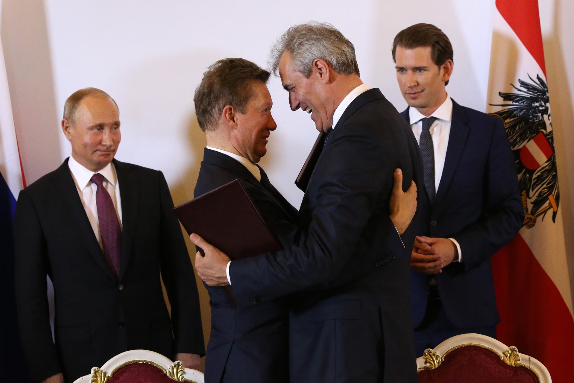 Když se byznys raduje. (Šéfové energetických koncernů Gazprom Alexej Miller a OMV Rainer Zelle při podpisu dohody o prohloubení spolupráce, v pozadí Vladimir Putin a kancléř Sebastian Kurz, Vídeň 2018)