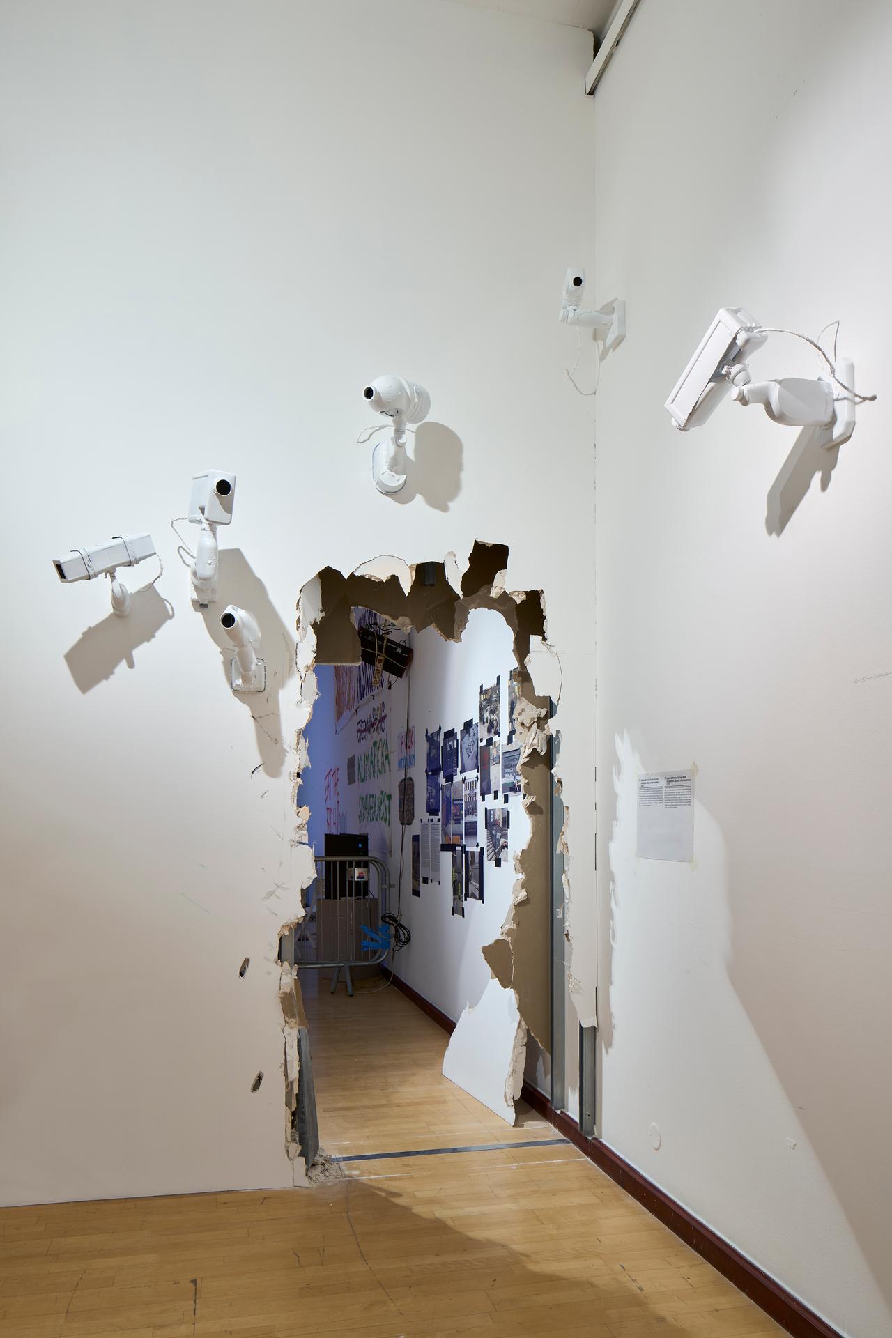 Sleduje tě velký kečup. (Instalace Jakuba Geltnera)