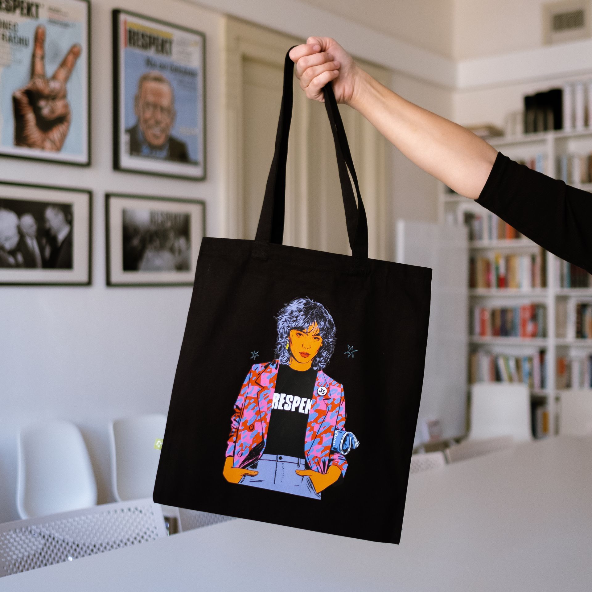 Černá látková taška s ilustrací