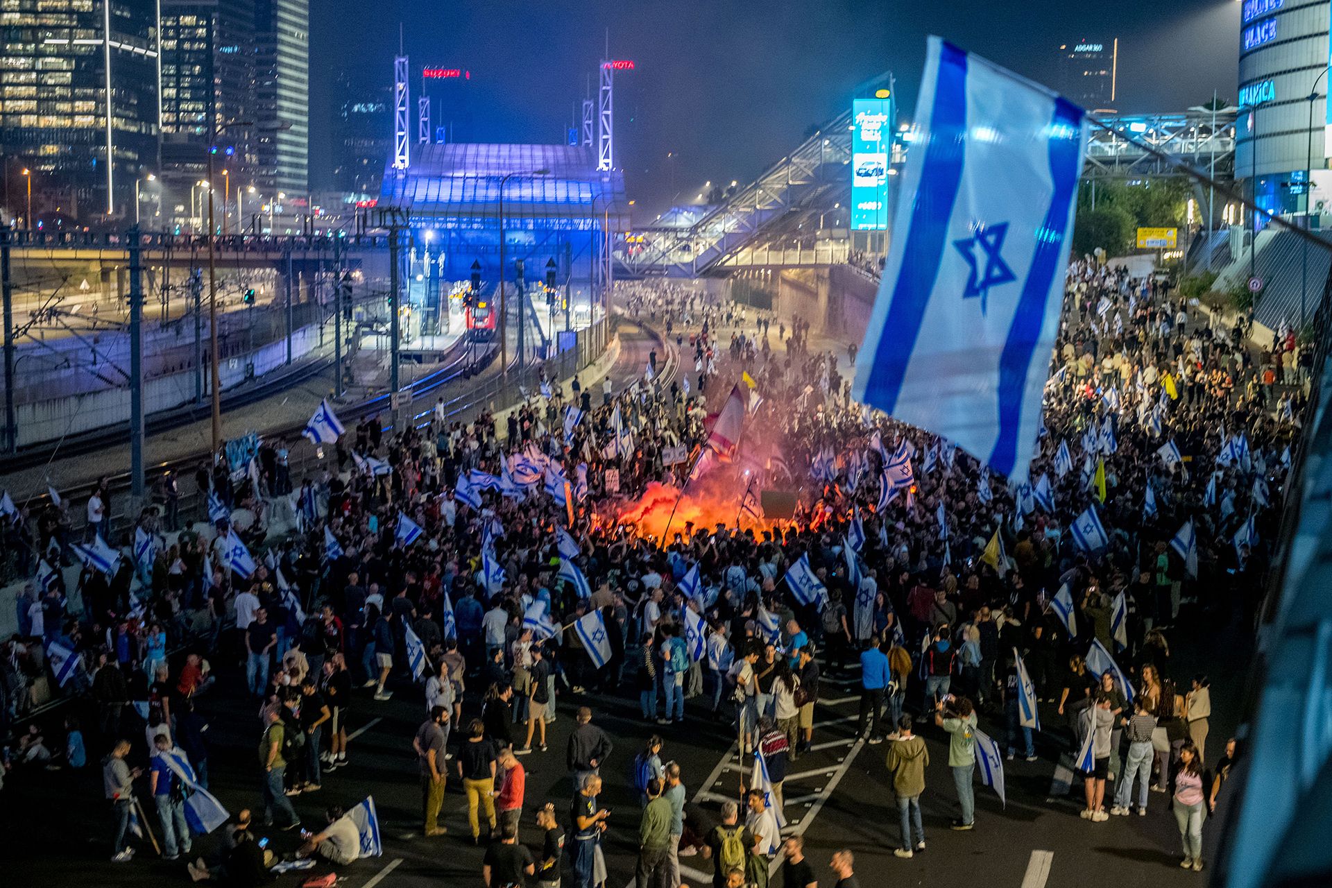 Po odvolání izraelského ministra obrany Joava Galanta vypukly v zemi protesty. (Tel Aviv, 6. listopadu)