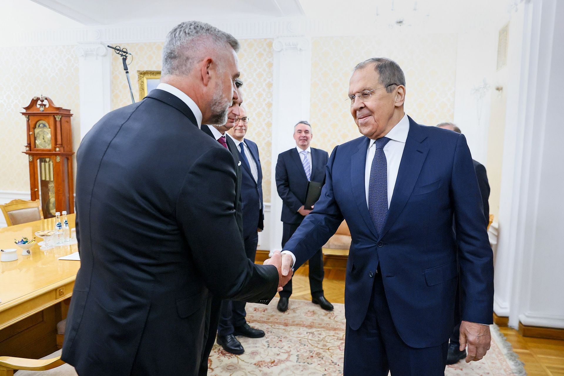 „Ministr Lavrov rozumí naší suverénní politice,“ vzkázal ve videu z poslanecké návštěvy Ruska Gašpar. (Zleva Tibor Gašpar a Sergej Lavrov, 14. leden 2025, Moskva)