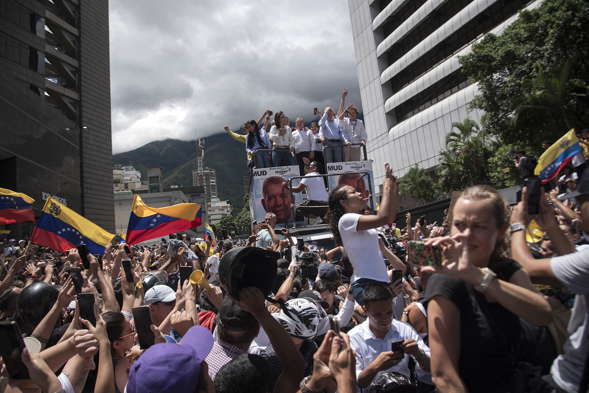      Venezuelská opozice protestuje proti výsledkům voleb, které považuje za zfalšované. 