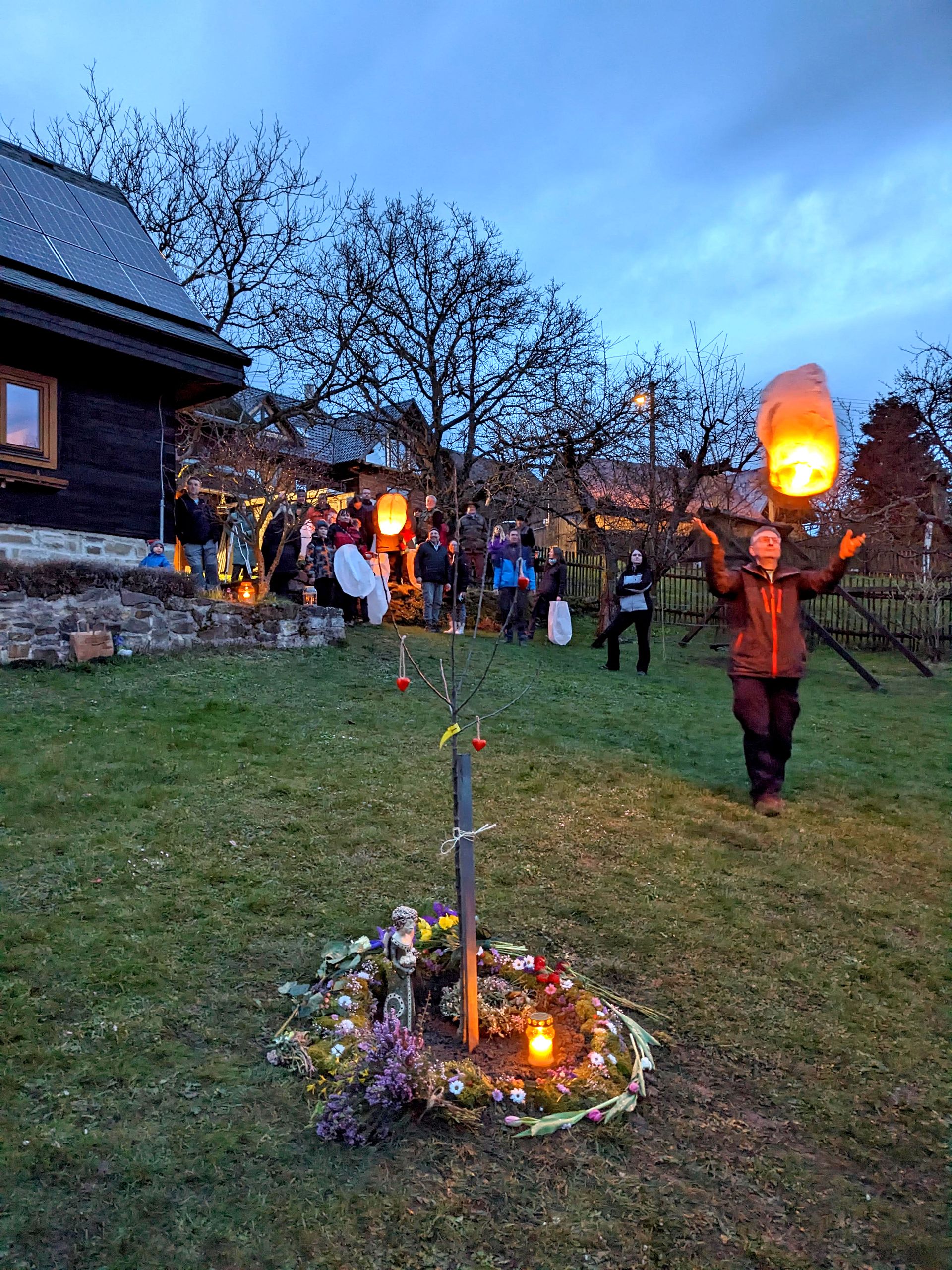 A obřad začíná. (Rozloučení s Janem Slavíčkem, Pulčín)