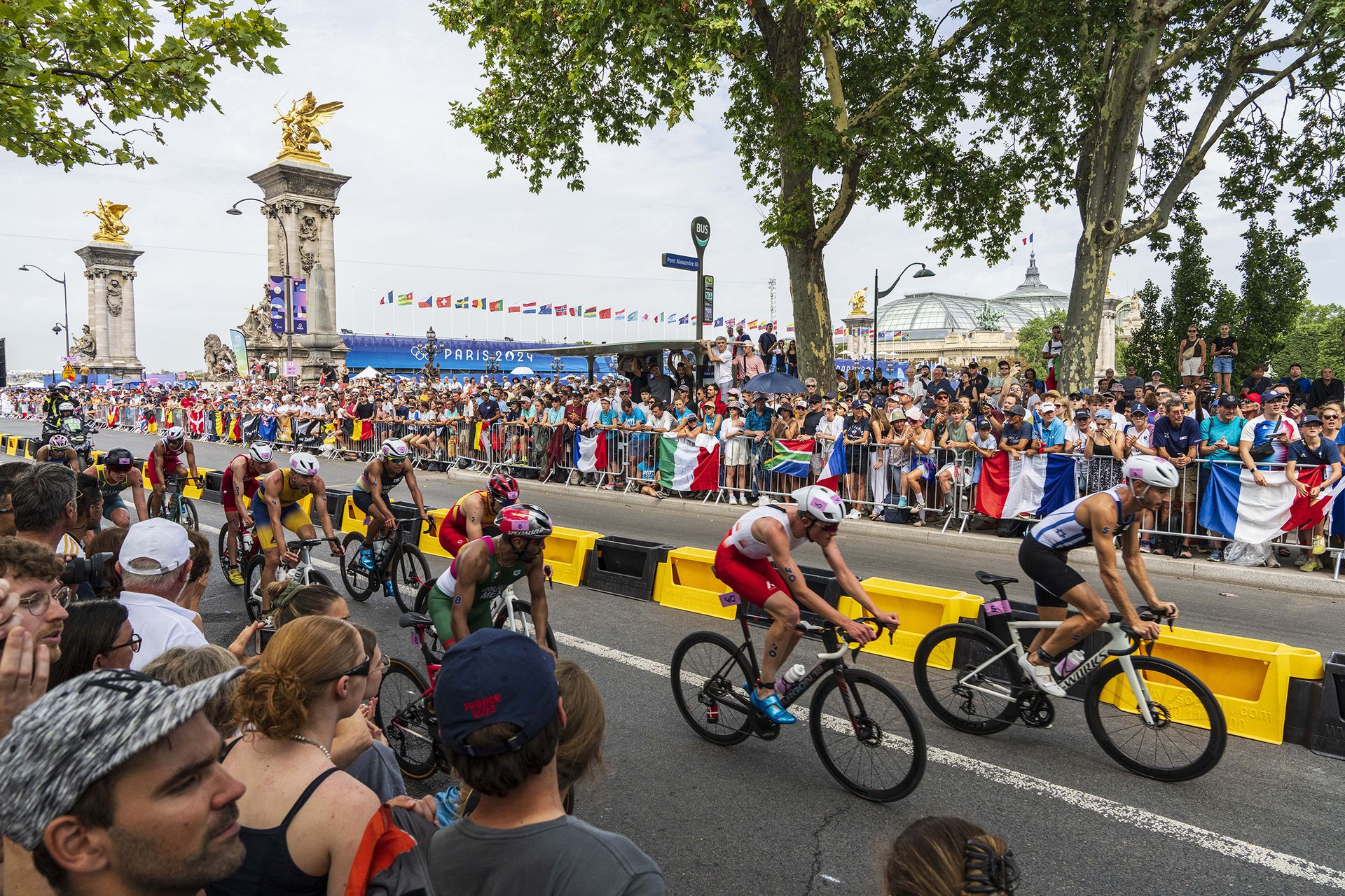 Drtivá většina návštěvníků olympijských her jsou Francouzi. Do Paříže letos nepřijelo moc běžných turistů. (Závod v mužském triatlonu)