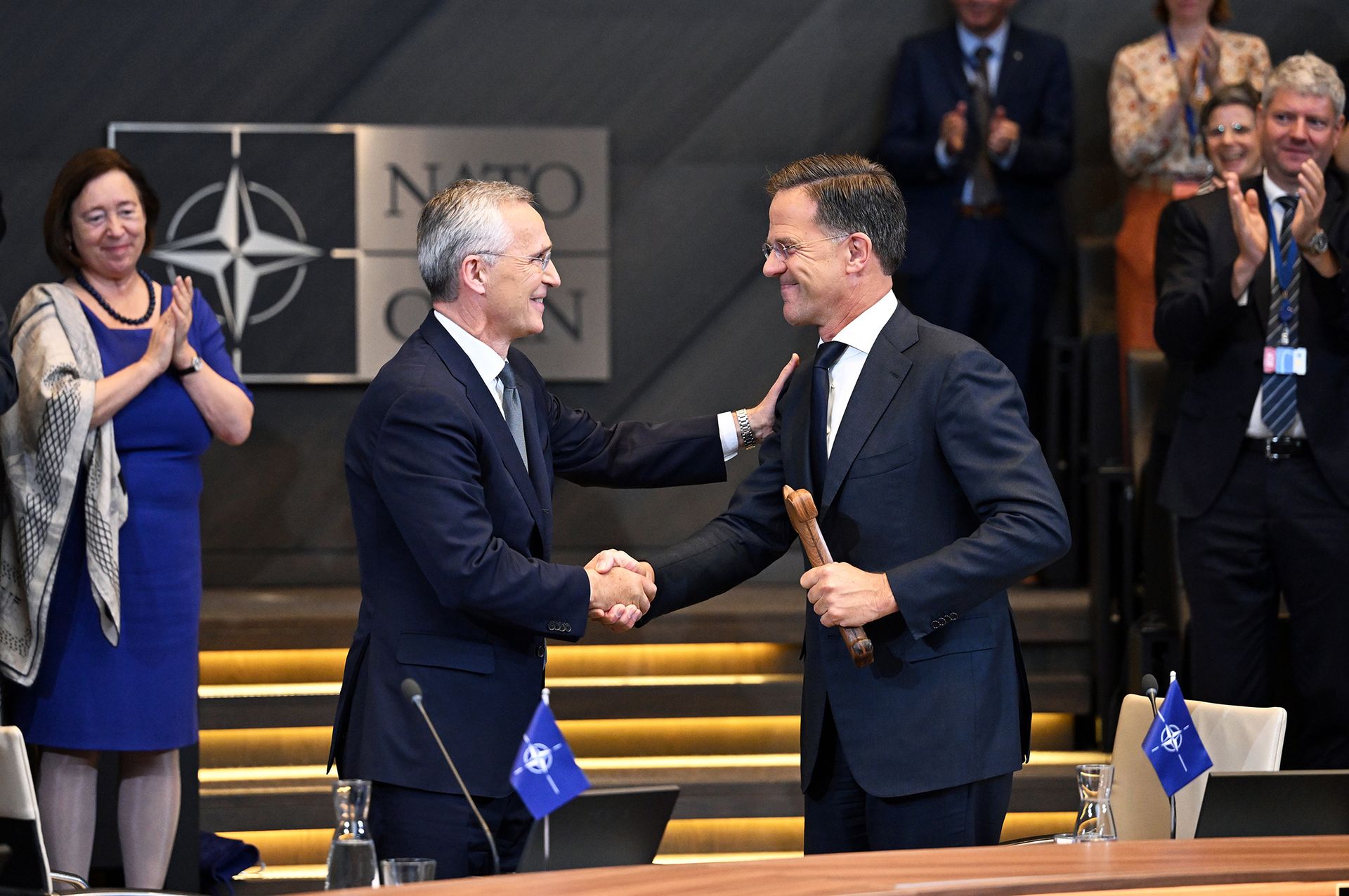 Vstříc kompromisům. ( Jens Stoltenberg předává vedení NATO Marku Ruttemu)