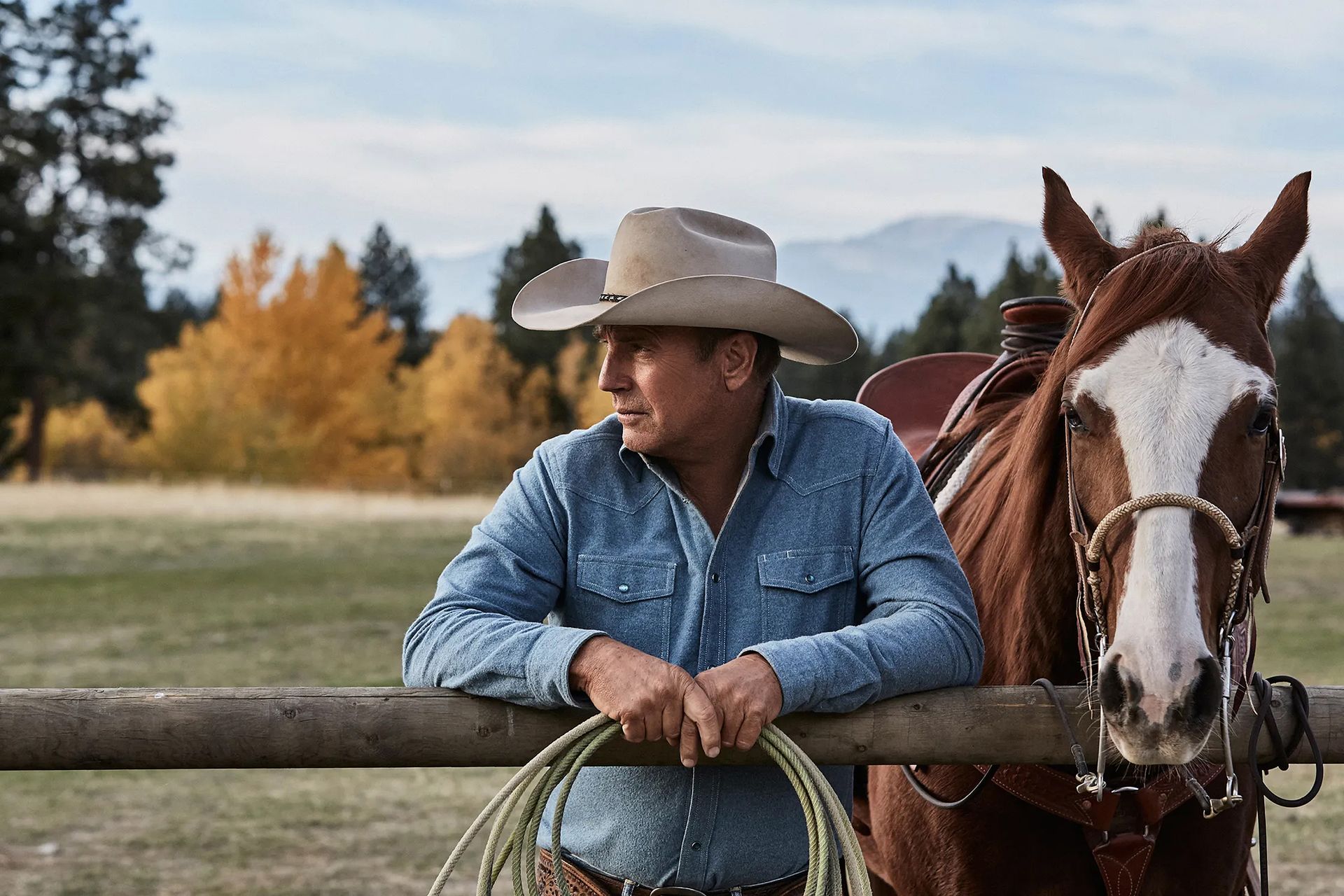 Amerika dnes intenzivně řeší budoucnost, o níž se rozhodne v prezidentských volbách, a tvůrci se vracejí do minulosti. (Kevin Costner v seriálu Yellowstone)