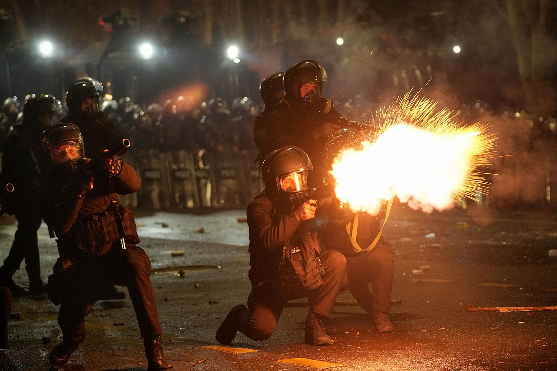 Policie se snaží tlumit odpor demonstrantů slzným plynem. (Tbilisi, 4. prosince 2024)