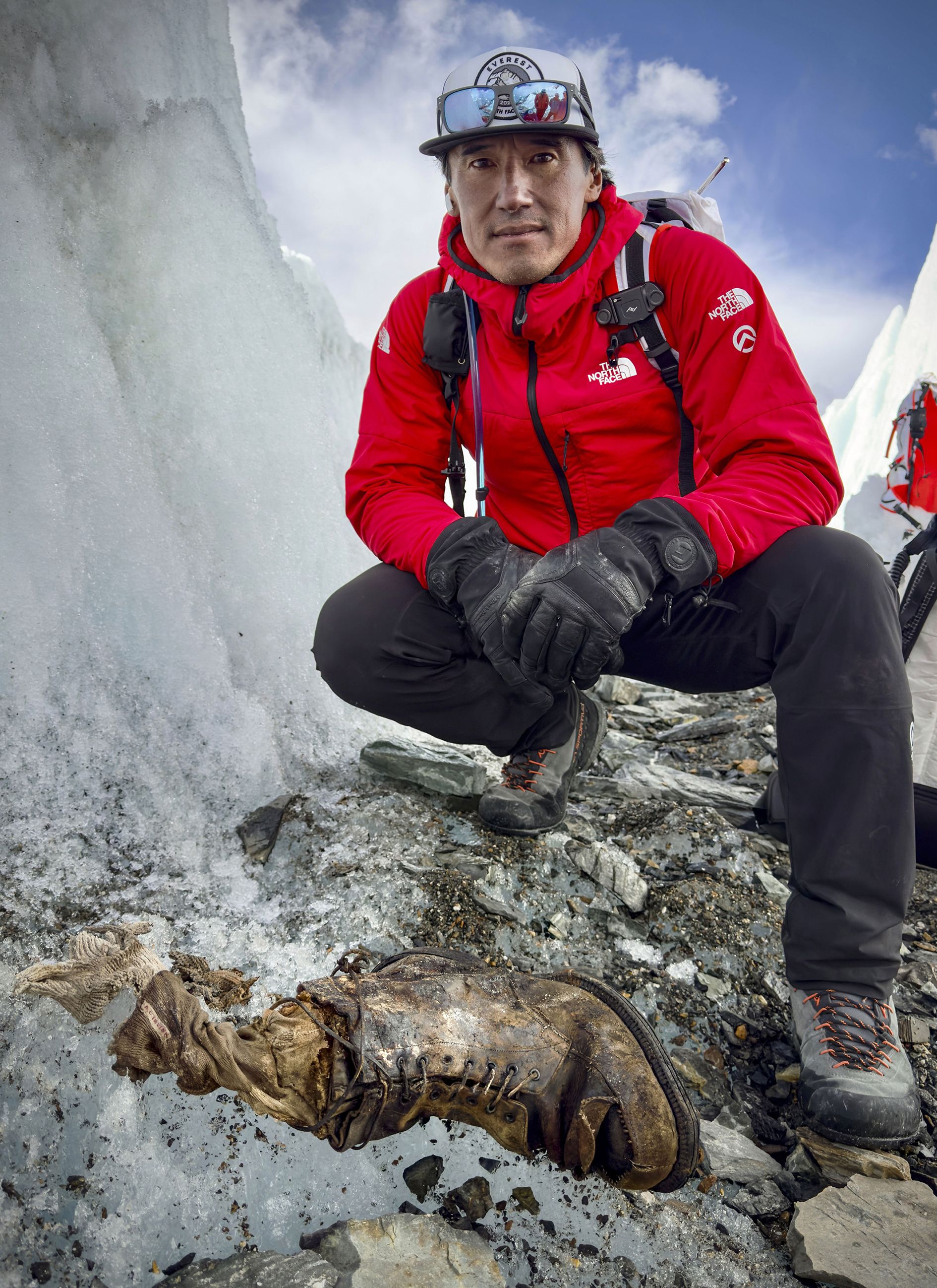 Jimmy Chin a bota Sandyho Irvina nalezená na okraji ledovce Rongbuk.