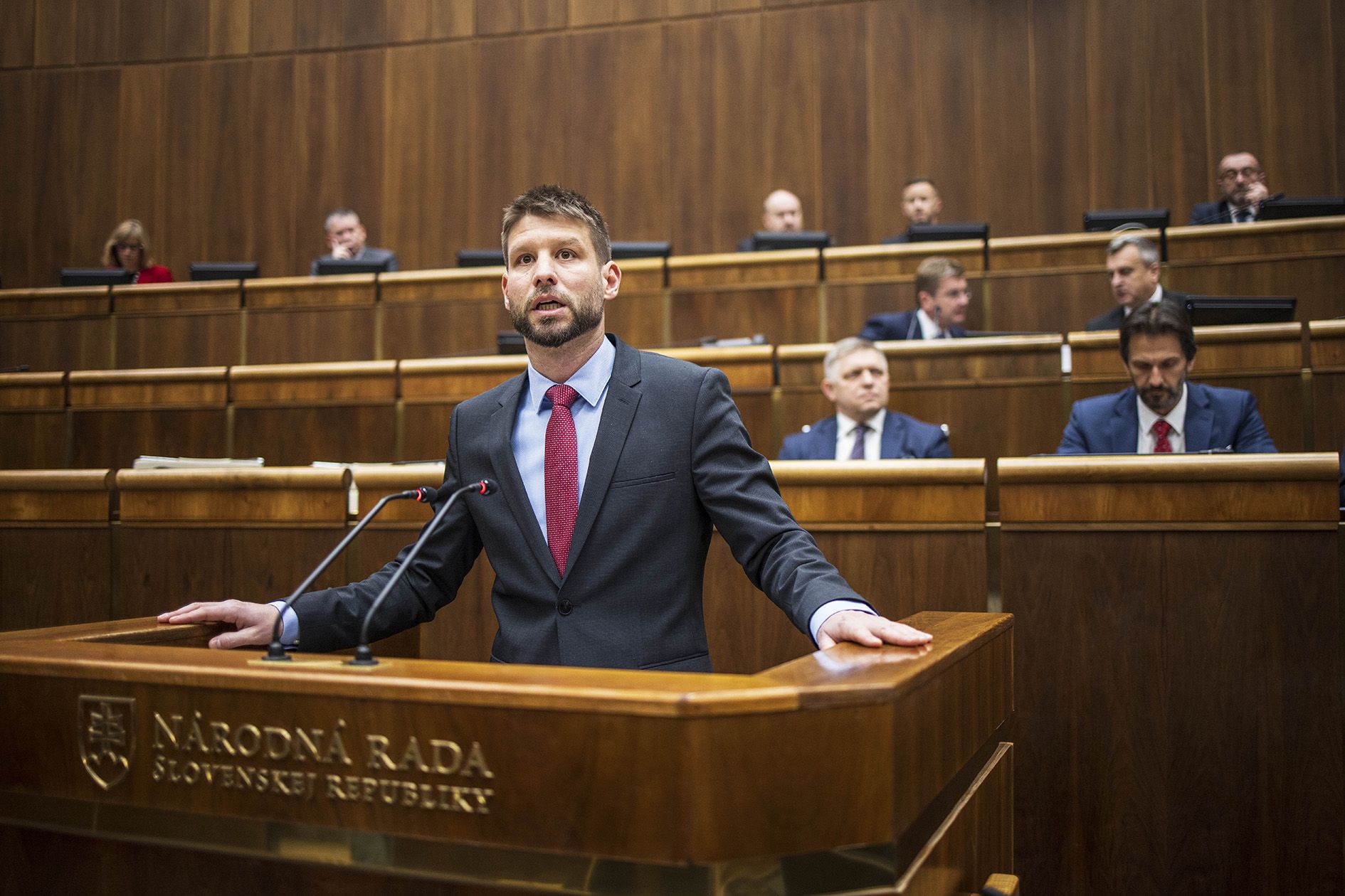 „Těším se, až vás porazím ve volbách. Teď na to mám o několik hodin denně víc času,“ vzkázal Michal Šimečka Robertu Ficovi poté, co byl odvolán z funkce místo- předsedy sněmovny.