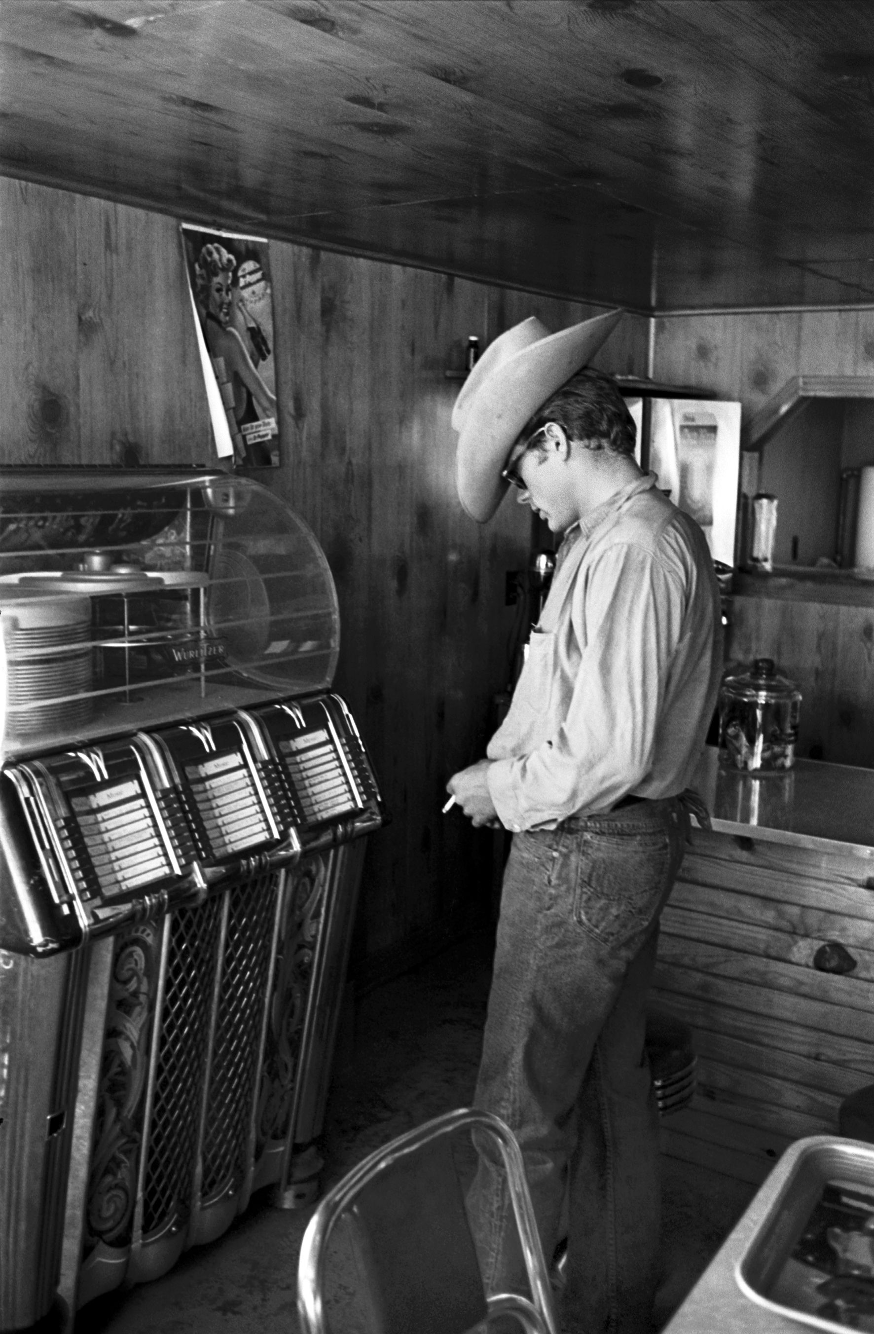 Zásobárna té nejpodvratnější hudby. ( James Dean si vybírá píseň v pauze během natáčení filmu Obr, 1955)