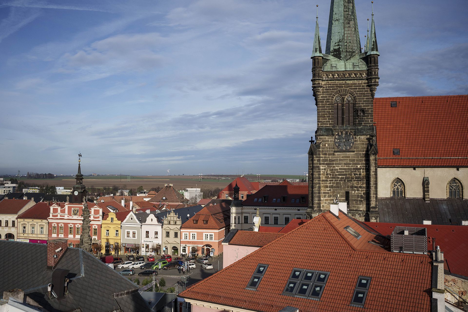 Výhled na chrudimské Resselovo náměstí z minaretové věže Mydlářského domu, ve kterém sídlí loutkářské muzeum.