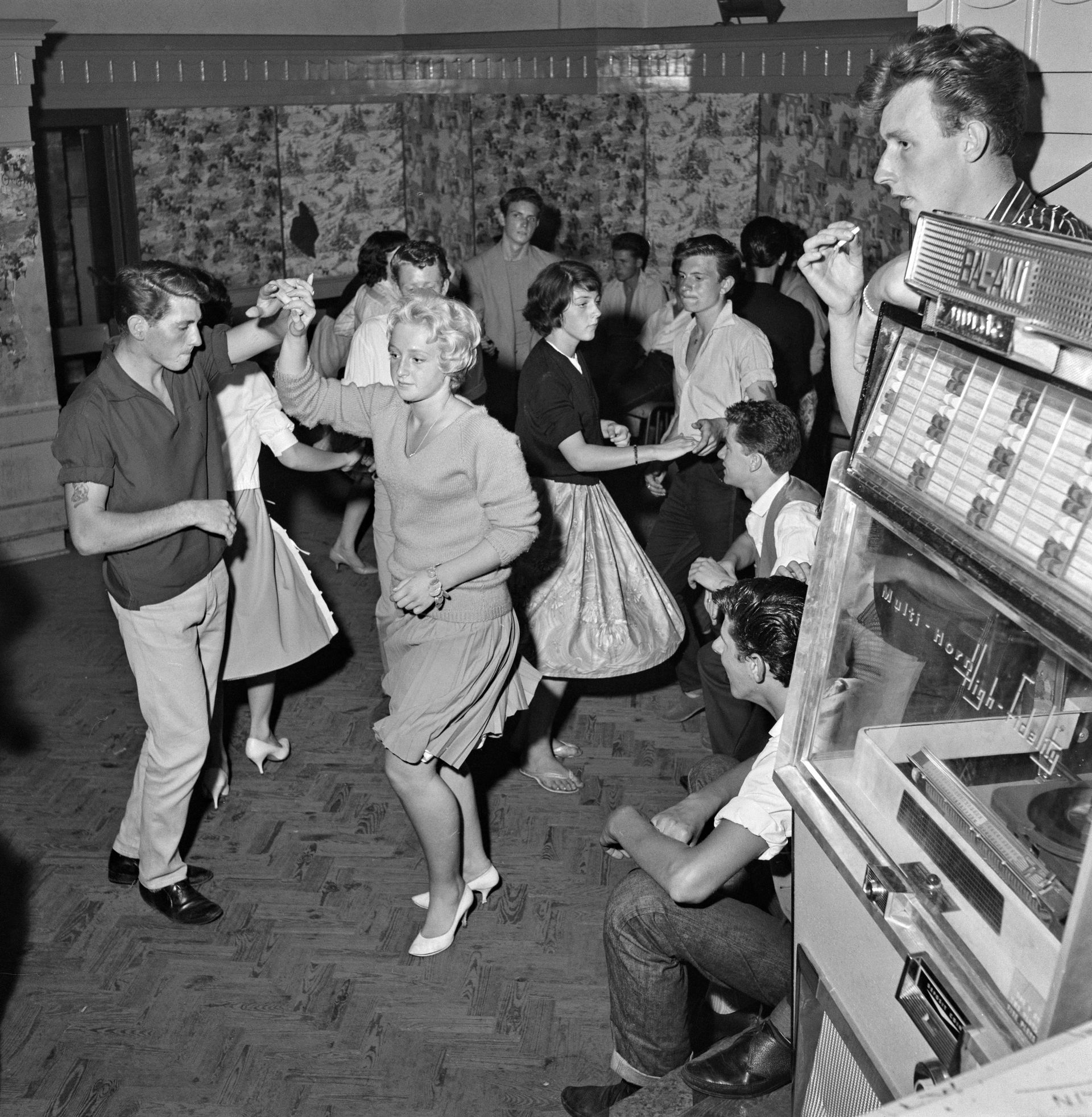 Jukebox se stal hlavním propa- gátorem roken- rolu především proto, že se kolem něj mohli dospí- vající sdružo- vat bez dohledu rodičů. (Anglie, 1959)