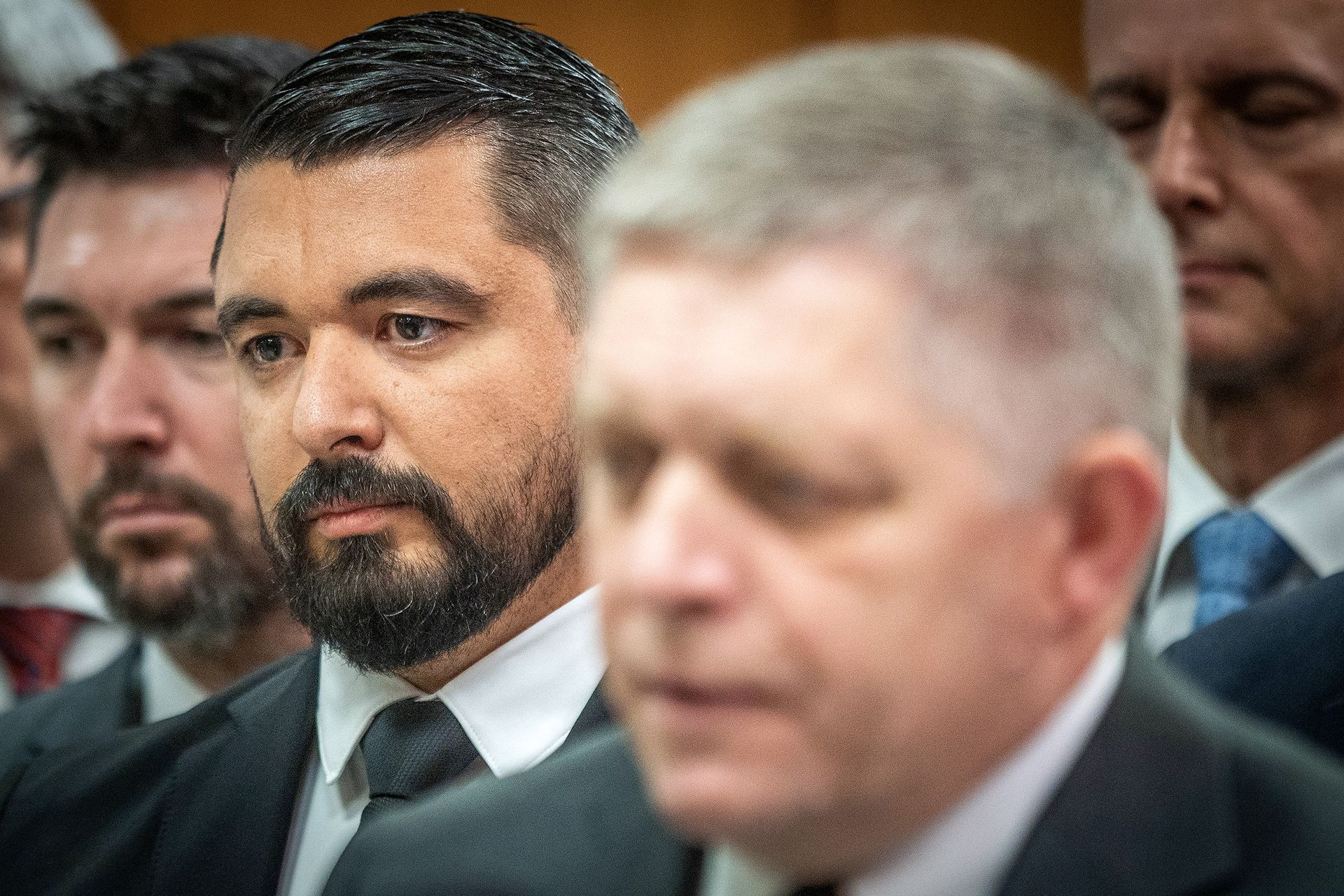 Na chatě naplánoval pomstu, teď řídí tajnou službu. (Pavol Gašpar a Robert Fico po rokování Bezpečnostní rady státu, Bratislava, 23. leden 2025)