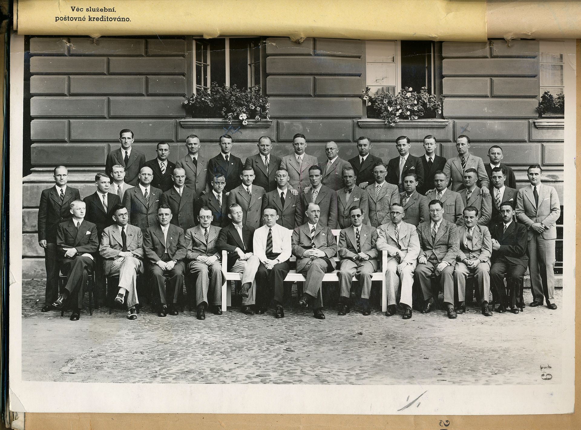 Příprava na protektorát. (Frekventanti kurzu pro kriminální komisaře, Berlín 1935. Ve druhé řadě šestý zleva Gottlieb Höhmann, pozdější vedoucí referátu potírání špionáže a zemězrady na pražském gestapu, přímo nad ním Felix Heide, který se na stejném úřadě stal kriminálním radou)