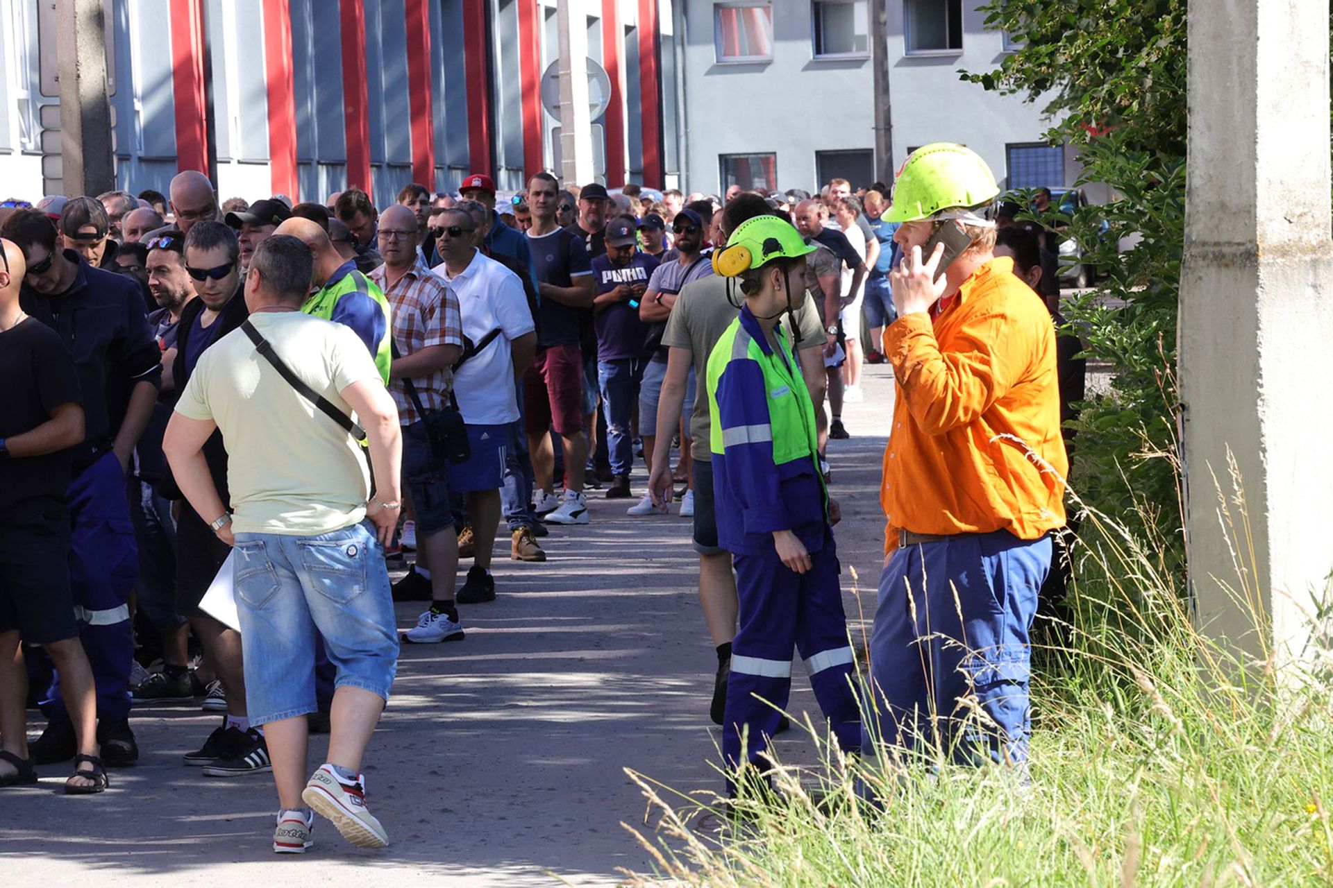 Zaměstnanci společnosti Liberty Ostrava čekají na pracovníky úřadu práce, kteří budou úřadovat přímo v sídle firmy. Od pondělí mohou žádat úřad práce o výplatu nevyplacené mzdy